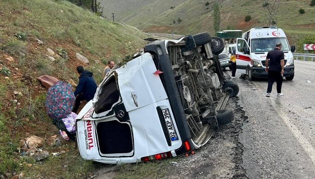 Malatya’da minibüs devrildi: Biri ağır 14 yaralı