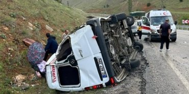 Malatya’da minibüs devrildi: Biri ağır 14 yaralı