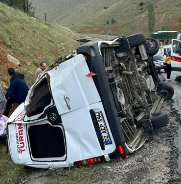 Malatya’da minibüs devrildi: Biri ağır 14 yaralı