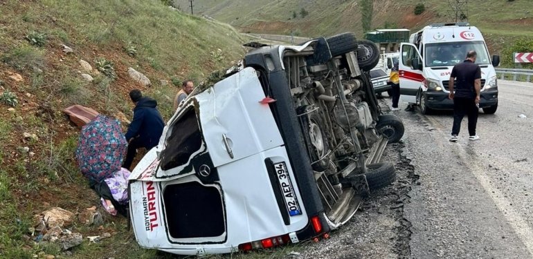 Malatya’da minibüs devrildi: Biri ağır 14 yaralı