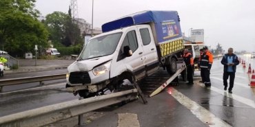 Yağışlı hava kaza getirdi: Bariyere ok gibi saplandı