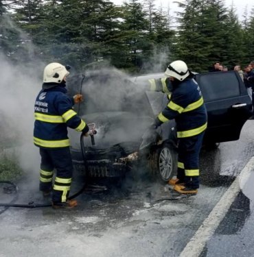Seyir halindeki araç alev alev yandı