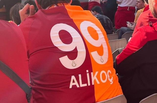 Galatasaraylı bir taraftar, formasının arkasına Ali Koç yazdırdı, sosyal medya yıkıldı!