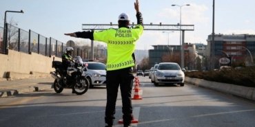 Zeytinburnu’nda trafiği tehlikeye düşüren sürücüye para cezası verildi