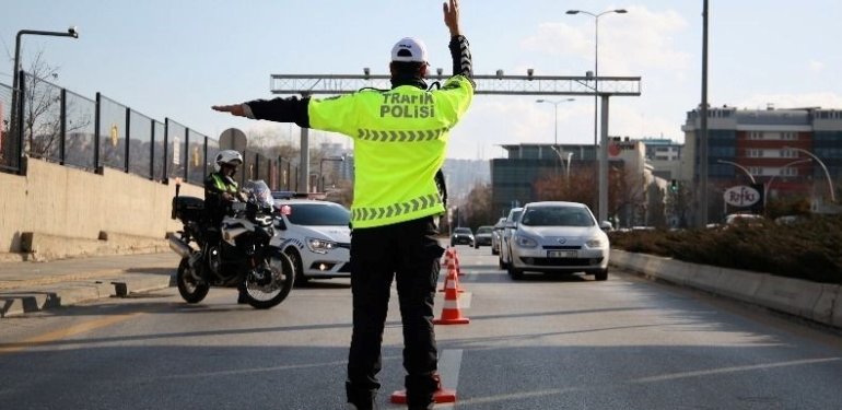 Zeytinburnu’nda trafiği tehlikeye düşüren sürücüye para cezası verildi