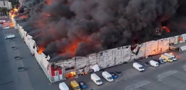 Varşova’da AVM yandı: Bin 348 dükkan küle döndü