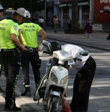 Yayaların üzerine motosiklet süren sürücüye para cezası