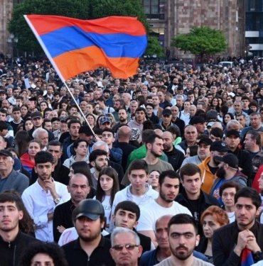 Ermenistan Başbakanı Paşinyan’ın sınır köylerini Azerbaycan’a bırakma kararı protesto edildi