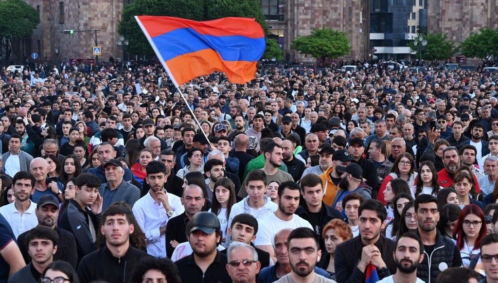 Ermenistan Başbakanı Paşinyan’ın sınır köylerini Azerbaycan’a bırakma kararı protesto edildi