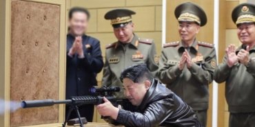 Kim Jong-Un silah fabrikalarını denetledi: Deneme atışında hedefi 12’den vurdu