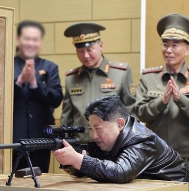 Kim Jong-Un silah fabrikalarını denetledi: Deneme atışında hedefi 12’den vurdu