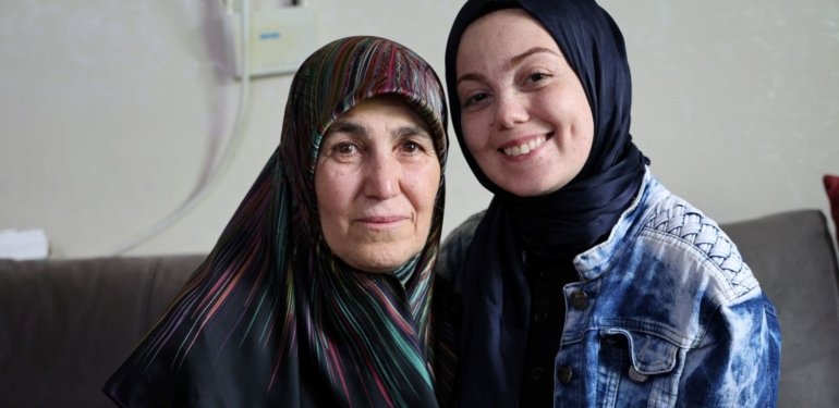 26 yaşındaki Gözdenur, annesinin böbreği ile hayata tutundu
