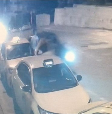 Taksiden inerken otomobil çarptı: İki aracın arasında sıkıştı