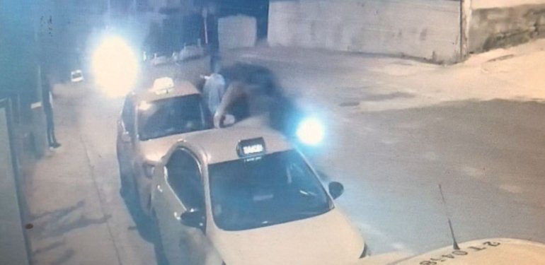 Taksiden inerken otomobil çarptı: İki aracın arasında sıkıştı