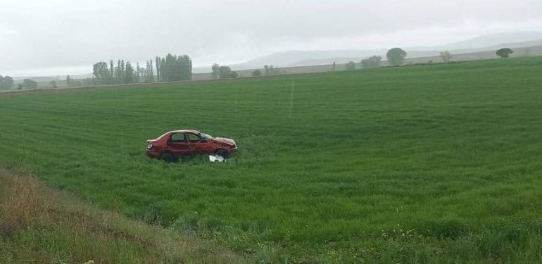 Sivas’ta otomobil şarampole devrildi: 2 ölü, 5 yaralı