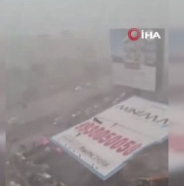 Hindistan’da reklam panosu faciası: 8 ölü, 59 yaralı
