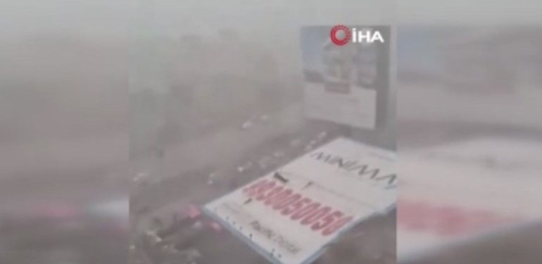 Hindistan’da reklam panosu faciası: 8 ölü, 59 yaralı