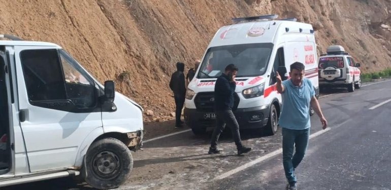 Tankerden yakıt sızdı, minibüs takla attı