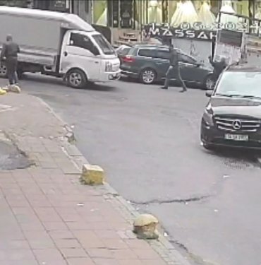 Fatih’te feci kaza: Kamyonetin altında kaldı, metrelerce sürüklendi