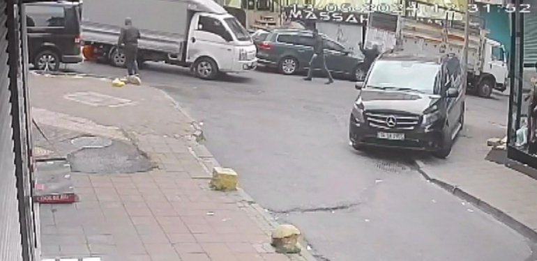Fatih’te feci kaza: Kamyonetin altında kaldı, metrelerce sürüklendi