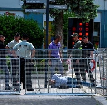 Slovakya Başbakanı Fico’ya silahlı saldırı: Karnından vuruldu, ağır yaralı olarak hastaneye kaldırıldı