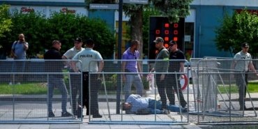 Slovakya Başbakanı Fico’ya silahlı saldırı: Karnından vuruldu, hayati tehlikesi var