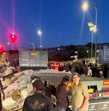 Yasa dışı Yahudi yerleşimciler gıda yüklü TIR’a saldırdı