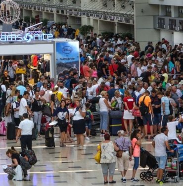 Antalya Havalimanı’nda gıda zehirlenmesi: 42 personel hastaneye kaldırıldı