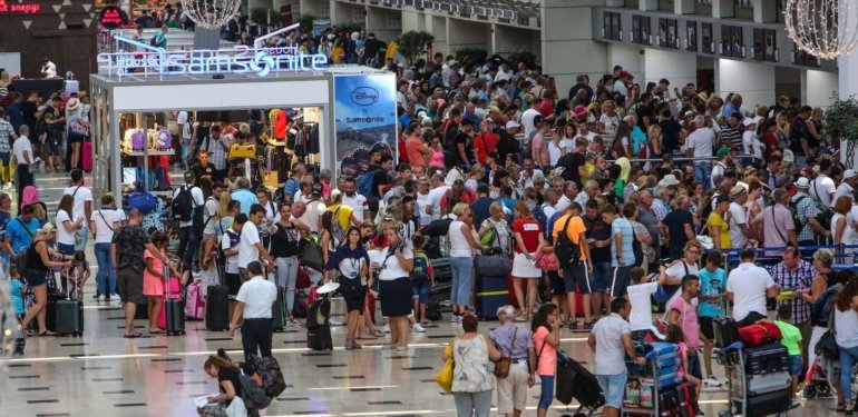 Antalya Havalimanı’nda gıda zehirlenmesi: 42 personel hastaneye kaldırıldı