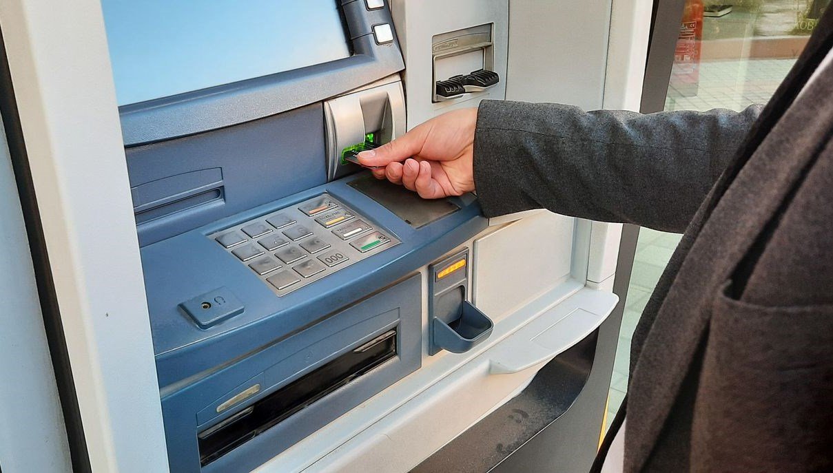 ATM’den para çekerken dikkat! Kaşla göz arasında kartları çalıyorlar