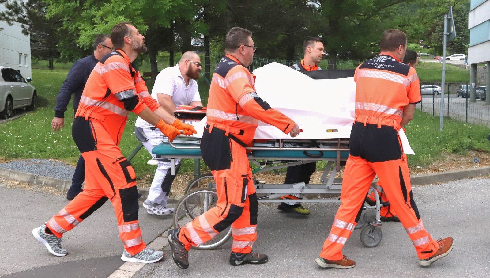 Slovakya Başbakanı Fico’ya silahlı saldırı: Tekrar ameliyata alındı