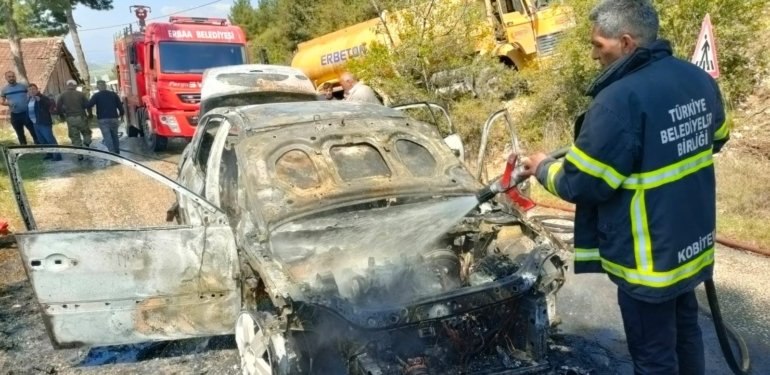 Seyir halinde otomobil alev aldı