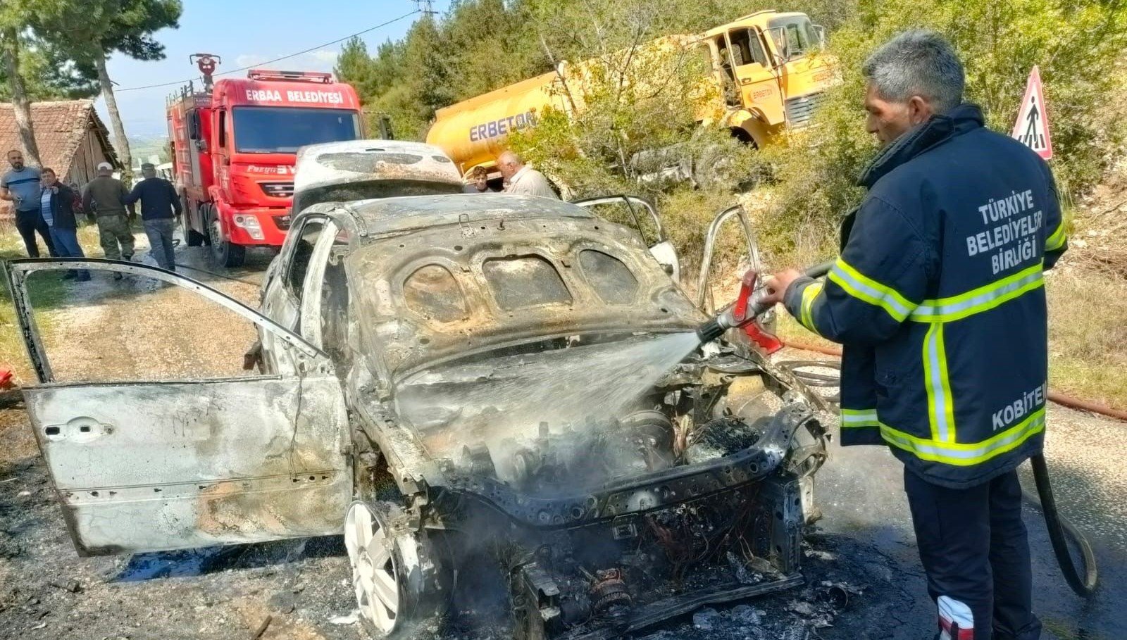 Seyir halinde otomobil alev aldı