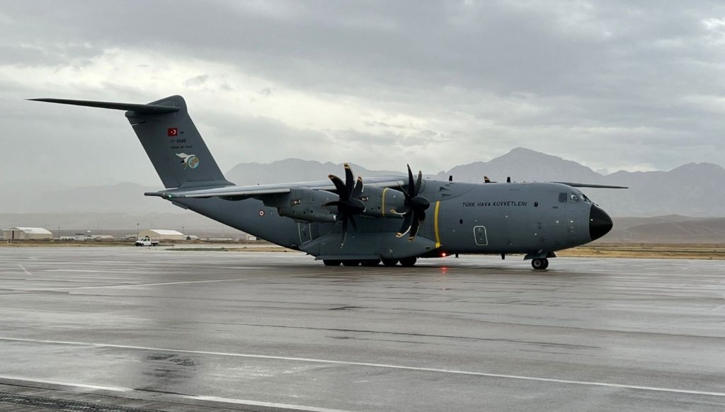 Türkiye’den Afganistan’daki selzedelere 24 tonluk insani yardım