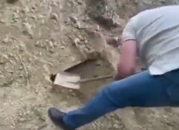 Dört gün boyunca diri diri gömülü kaldı, yerin altından duyurduğu çığlıklarla kurtarıldı