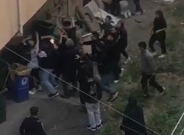 İki grup sokak ortasında birbirine girdi: Tekme ve yumruklar havada uçuştu