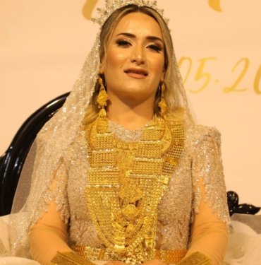 Ağırlığından hareket edemedi: 6 kilo altın ve paralar iki valize sığabildi