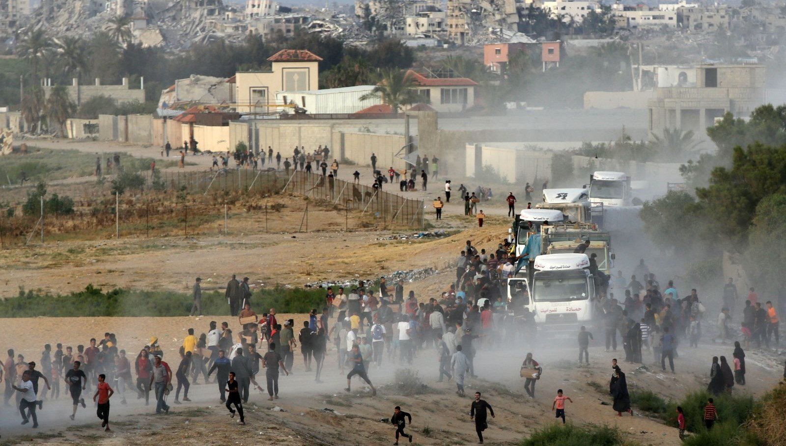 ABD’den Gazze’ye geçici liman: İnsani yardım TIR’ları kente girdi