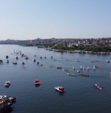 Haliç’te yelken ve kanolardan 19 Mayıs korteji