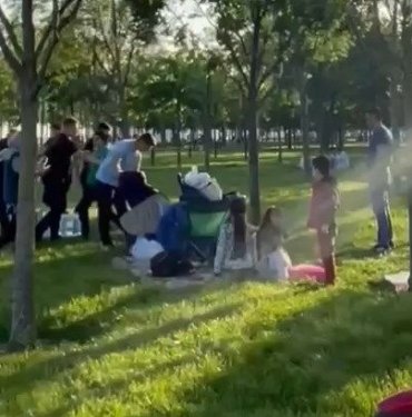 İstanbul’da keserle zabıtaya saldıran seyyar satıcıya tekme tokat dayak