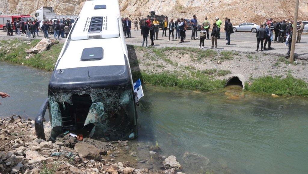 Bitlis’te yolcu otobüsü dereye uçtu: 7 yaralı