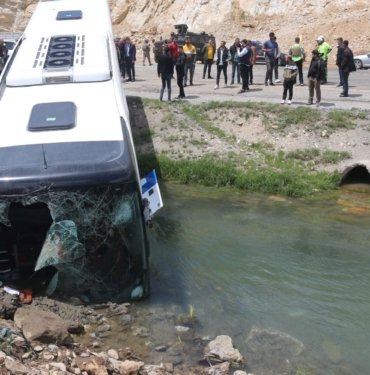 Bitlis’te yolcu otobüsü dereye uçtu: 7 yaralı