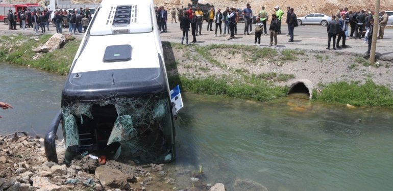 Bitlis’te yolcu otobüsü dereye uçtu: 7 yaralı
