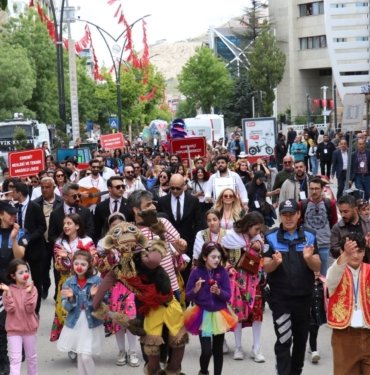 21. Akdamar Çocuk ve Gençlik Tiyatroları Şenliği başladı