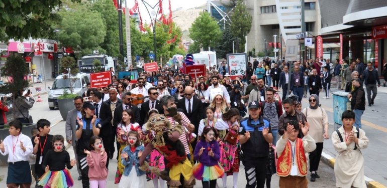 21. Akdamar Çocuk ve Gençlik Tiyatroları Şenliği başladı