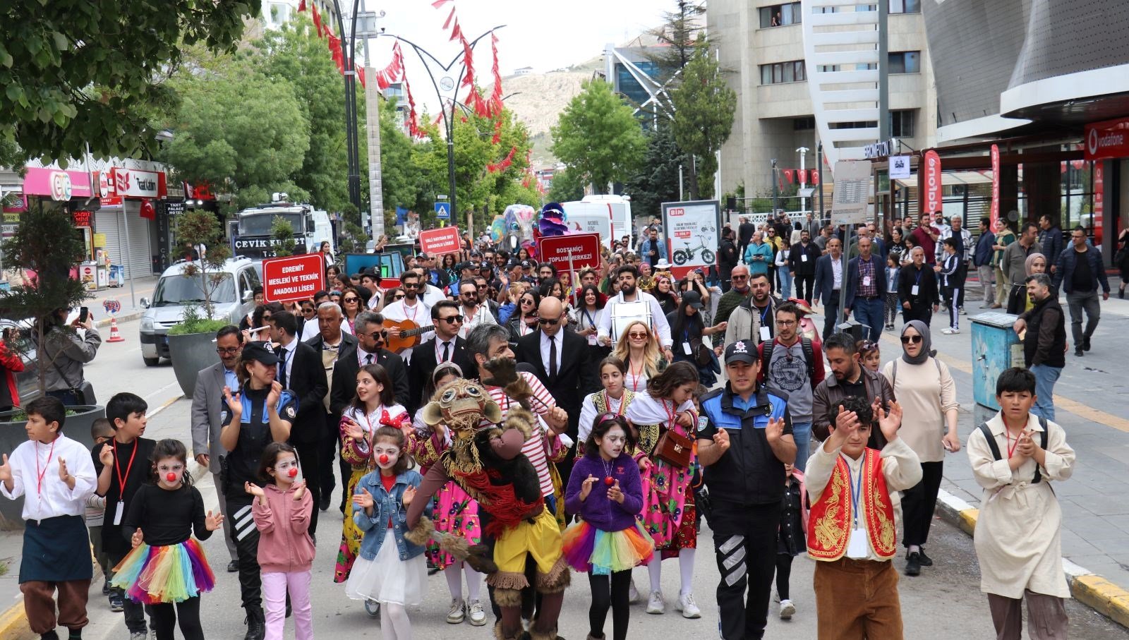 21. Akdamar Çocuk ve Gençlik Tiyatroları Şenliği başladı