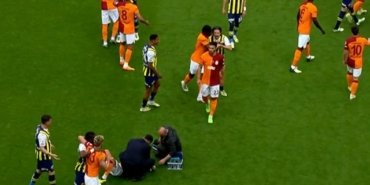 Galatasaray-Fenerbahçe maçında ilginç an! Önce kavga ettiler sonra gülüşüp barıştılar