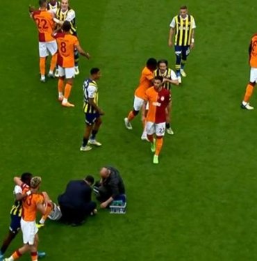 Galatasaray-Fenerbahçe maçında ilginç an! Önce kavga ettiler sonra gülüşüp barıştılar