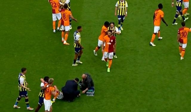 Galatasaray-Fenerbahçe maçında ilginç an! Önce kavga ettiler sonra gülüşüp barıştılar
