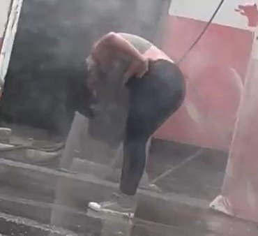 Düzce'de ilginç olay: Kendisini tazyikli suyla yıkattı 3 Düzce’de ilginç olay: Kendisini tazyikli suyla yıkattı